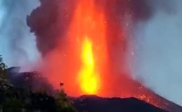 Las coladas ganan altura mientras sigue temblando la tierra